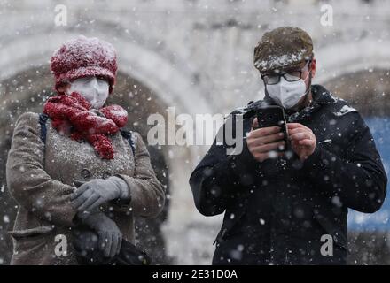 Paris, Frankreich. Januar 2021. Menschen besuchen den Montmartre im Schnee in Paris, Frankreich 16. Januar 2021. Kredit: Gao Jing/Xinhua/Alamy Live Nachrichten Stockfoto