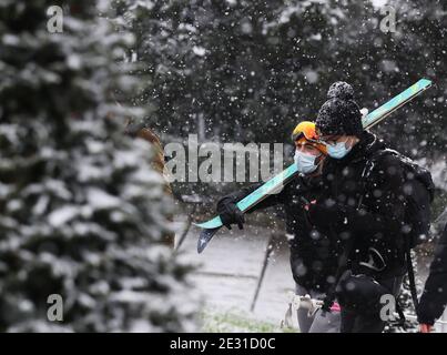 Paris, Frankreich. Januar 2021. Die Leute kommen am Montmartre an, um Ski zu fahren in Paris, Frankreich 16. Januar 2021. Kredit: Gao Jing/Xinhua/Alamy Live Nachrichten Stockfoto