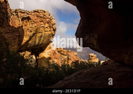 Licht und Schatten auf den verwitterten Sandsteinfelsen bei Die Stadsaal Höhlen in den Cederberg Bergen in Südafrika Stockfoto