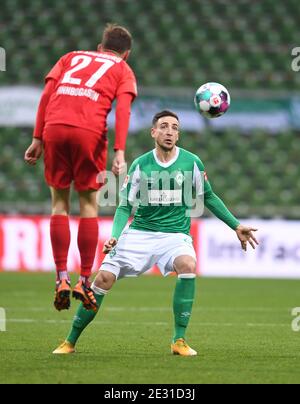 Bremen, Deutschland. Januar 2021. Fußball: Bundesliga, Werder Bremen - FC Augsburg, Matchday 16. Vor dem Bremer Kevin Möhwald ist der Augsburger Alfred Finnbogaso (l.) am Ball. Kredit: Carmen Jaspersen/dpa - WICHTIGER HINWEIS: Gemäß den Bestimmungen der DFL Deutsche Fußball Liga und/oder des DFB Deutscher Fußball-Bund ist es untersagt, im Stadion und/oder des Spiels aufgenommene Fotos in Form von Sequenzbildern und/oder videoähnlichen Fotoserien zu verwenden oder zu verwenden./dpa/Alamy Live News Stockfoto