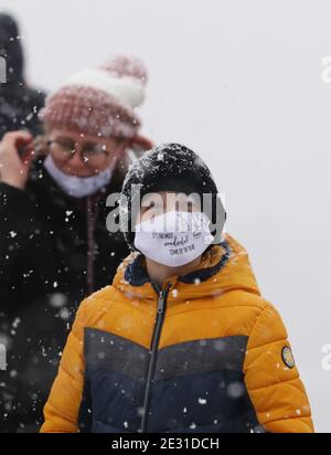 Paris, Frankreich. Januar 2021. Menschen besuchen den Montmartre im Schnee in Paris, Frankreich 16. Januar 2021. Kredit: Gao Jing/Xinhua/Alamy Live Nachrichten Stockfoto