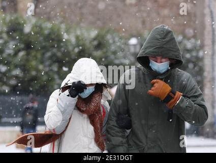 Paris, Frankreich. Januar 2021. Menschen besuchen den Montmartre im Schnee in Paris, Frankreich, 16. Januar 2021. Kredit: Gao Jing/Xinhua/Alamy Live Nachrichten Stockfoto