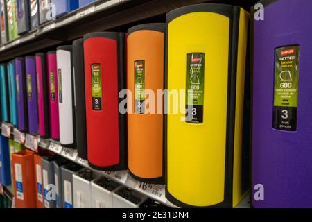 Displays in einem Staples Store, NYC, USA Stockfoto