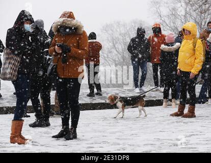 Paris, Frankreich. Januar 2021. Menschen besuchen den Montmartre im Schnee in Paris, Frankreich, 16. Januar 2021. Kredit: Gao Jing/Xinhua/Alamy Live Nachrichten Stockfoto