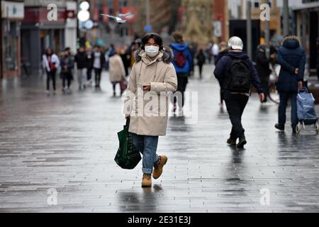 Leicester, Leicestershire, Großbritannien 16. Januar 2021. VEREINIGTES KÖNIGREICH. Belebte Straßen im Stadtzentrum von Leicester während der dritten Coronavirus-Sperre. Alex Hannam/Alamy Live News Stockfoto