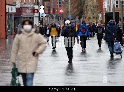 Leicester, Leicestershire, Großbritannien 16. Januar 2021. VEREINIGTES KÖNIGREICH. Belebte Straßen im Stadtzentrum von Leicester während der dritten Coronavirus-Sperre. Alex Hannam/Alamy Live News Stockfoto