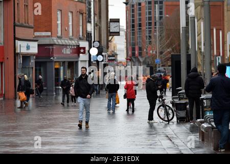 Leicester, Leicestershire, Großbritannien 16. Januar 2021. VEREINIGTES KÖNIGREICH. Belebte Straßen im Stadtzentrum von Leicester während der dritten Coronavirus-Sperre. Alex Hannam/Alamy Live News Stockfoto