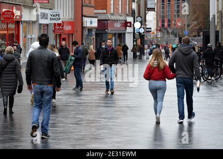 Leicester, Leicestershire, Großbritannien 16. Januar 2021. VEREINIGTES KÖNIGREICH. Belebte Straßen im Stadtzentrum von Leicester während der dritten Coronavirus-Sperre. Alex Hannam/Alamy Live News Stockfoto