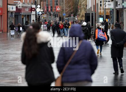 Leicester, Leicestershire, Großbritannien 16. Januar 2021. VEREINIGTES KÖNIGREICH. Belebte Straßen im Stadtzentrum von Leicester während der dritten Coronavirus-Sperre. Alex Hannam/Alamy Live News Stockfoto