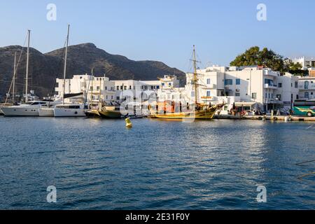 IOS, Griechenland - 21. September 2020: Chora Hafen auf der Insel iOS. Kykladen, Griechenland Stockfoto