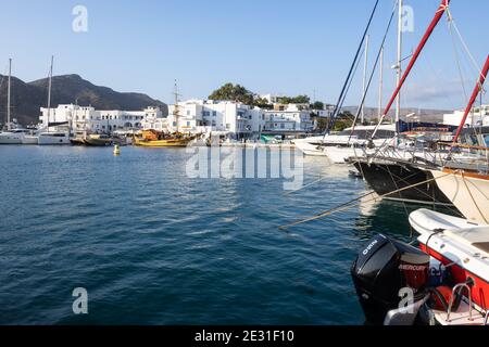 IOS, Griechenland - 21. September 2020: Chora Hafen auf der Insel iOS. Kykladen, Griechenland Stockfoto