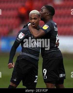 Fejiri Okenabirhie von Doncaster Rovers (rechts) feiert das zweite Tor seiner Mannschaft mit Teamkollege Elliot Simoes während des Sky Bet League One-Spiels auf dem County Ground, Swindon. Stockfoto