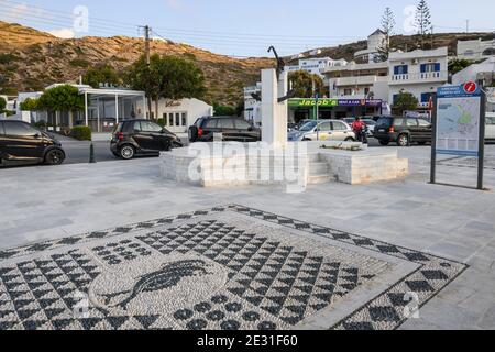 IOS, Griechenland - 21. September 2020: Hauptplatz mit Mosaikpflaster im Hafen von Chora auf der Insel iOS. Stockfoto