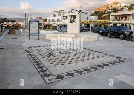 IOS, Griechenland - 21. September 2020: Hauptplatz mit Mosaikpflaster im Hafen von Chora auf der Insel iOS. Stockfoto