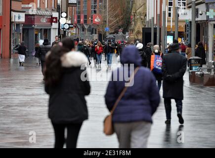 Leicester, Leicestershire, Großbritannien 16. Januar 2021. VEREINIGTES KÖNIGREICH. Belebte Straßen im Stadtzentrum von Leicester während der dritten Coronavirus-Sperre. Alex Hannam/Alamy Live News Stockfoto