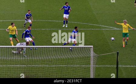 Todd Cantwell (rechts) von Norwich City erzielt beim Sky Bet Championship-Spiel im Cardiff City Stadium, Cardiff, das zweite Tor seines Spielers. Stockfoto