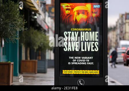 London, Großbritannien. Januar 2021. Das Plakat der Werbekampagne GovernmentÕs 'Stay Home, Save Lives' Covid-19 in London, da sich die Zahl der Fälle der mutierten Variante des SARS-Cov-2-Virus weiterhin im ganzen Land verbreitet. Kredit: SOPA Images Limited/Alamy Live Nachrichten Stockfoto