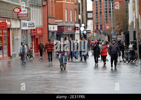 Leicester, Leicestershire, Großbritannien 16. Januar 2021. VEREINIGTES KÖNIGREICH. Belebte Straßen im Stadtzentrum von Leicester während der dritten Coronavirus-Sperre. Alex Hannam/Alamy Live News Stockfoto