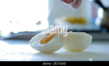 Nahaufnahme Bild mit einem heißen und leckeren gekochten Ei an Frühstück am Morgen Stockfoto
