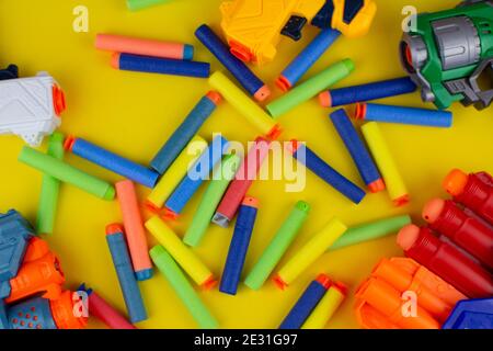 Ein Spielzeug Pistole mit Farbe weichen Kugeln Kinder Spielzeug Stockfoto