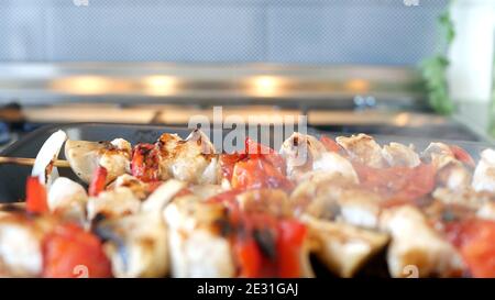 Hähnchenspieße mit Fleisch und Gemüse auf einem Grill zubereitet Zu Hause Stockfoto