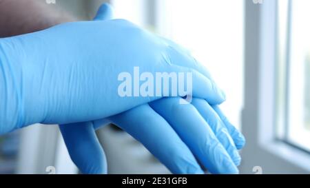 Bild mit Arzt Hände Tragen von chirurgischen Handschuhen in Schutz benötigt Gegen Coronavirus-Kontamination Stockfoto