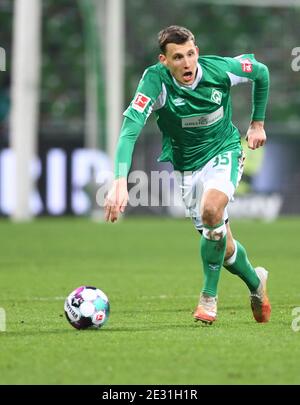 Bremen, Deutschland. Januar 2021. Fußball: Bundesliga, Werder Bremen - FC Augsburg, Matchday 16. Bremens Maximilian Eggestein am Ball. Kredit: Carmen Jaspersen/dpa - WICHTIGER HINWEIS: Gemäß den Bestimmungen der DFL Deutsche Fußball Liga und/oder des DFB Deutscher Fußball-Bund ist es untersagt, im Stadion und/oder des Spiels aufgenommene Fotos in Form von Sequenzbildern und/oder videoähnlichen Fotoserien zu verwenden oder zu verwenden./dpa/Alamy Live News Stockfoto