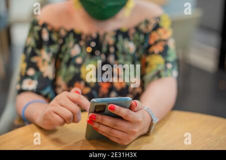 Nahaufnahme einer Frau mit einem Handy Stockfoto