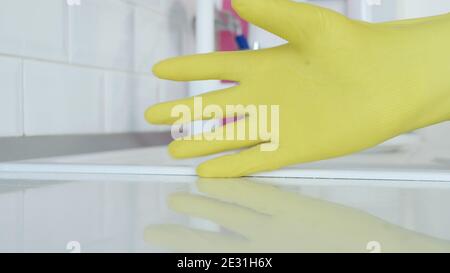 Nahaufnahme Bild mit einer Person Hände tragen Schutzgelber Haushalt Handschuhe für die Reinigung der Küche Stockfoto