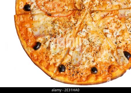 Nahaufnahme frisch gebackene Pizza in Scheiben mit Oliven auf weiß isoliert. Draufsicht. Stockfoto