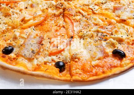 Nahaufnahme frisch gebackene Pizza in Scheiben mit Oliven Stockfoto