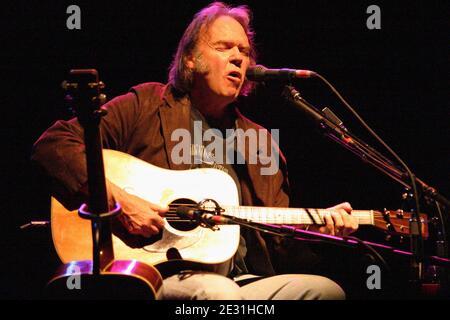 Neil Young spielt ein Akustikkonzert im Hammersmith Apollo in London, Großbritannien. Mai 2003 Stockfoto