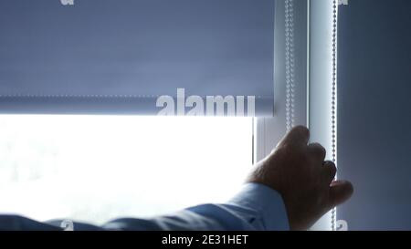 Geschäftsmann im Büroraum Öffnung Innenraum Vertikale Jalousien aus dem Angezeigt Stockfoto