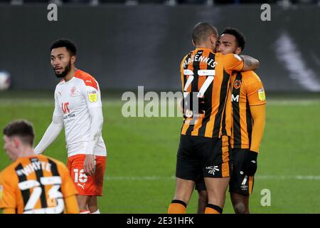 Josh Magennis von Hull City umarmt Mallik Wilks von Hull City (rechts), nachdem er während des Sky Bet League One-Spiels im KCOM-Stadion Hull getroffen hat. Stockfoto