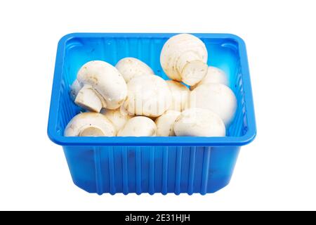 Nahauflaufpilze Champignons in der blauen Kunststoffverpackung isoliert auf Weiß Stockfoto