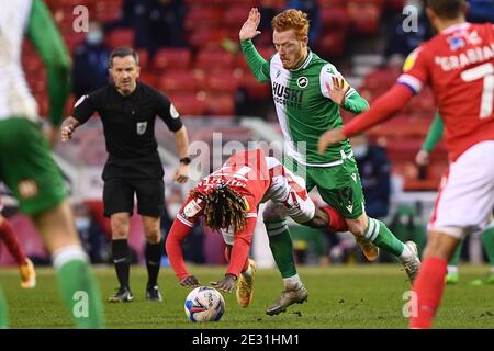 NOTTINGHAM, ENGLAND. JAN 16TH Ryan Woods of Millwall fouls Alex Mighten of (17) Nottingham Forest während des Sky Bet Championship Matches zwischen Nottingham Forest und Millwall am City Ground, Nottingham am Samstag, 16. Januar 2021. (Kredit: Jon Hobley - MI News) Kredit: MI Nachrichten & Sport /Alamy Live Nachrichten Stockfoto