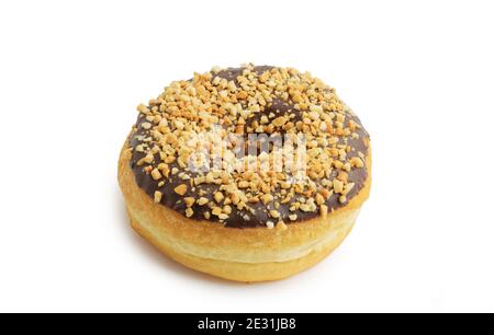 Closeup Schokolade überzogen Donut und bestreut mit geriebenen Nüssen isoliert Auf Weiß Stockfoto