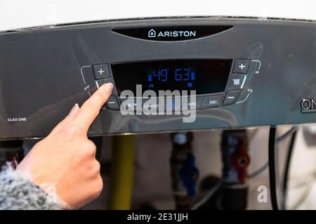 Mädchen Hand Einstellung Temperatur auf Heizung. Zentrale Heizungssteuerung. Einstellungen für die Temperatur des Heizsystems. Bukarest, Rumänien, 2020 Stockfoto