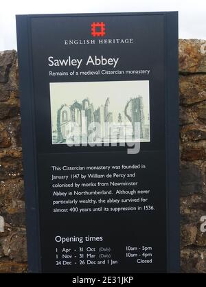 Eine Informationstafel am Eingang zu den Überresten der Sawley Abbey, einer ehemaligen Abtei von Zisterziensermönchen im Dorf Sawley, Lancashire, England ( historisch im West Riding of Yorkshire). Es war eine Tochter-Haus von Newminster Abbey, Northumberland. Die Abtei Sawley existierte von 1149 bis zu ihrer Auflösung im Jahre 1536, während der Herrschaft von König Heinrich VIII. Es wird vom englischen Erbe kontrolliert und ist ein denkmalgeschütztes Gebäude und antikes Denkmal. Stockfoto