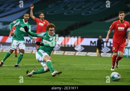 Bremen, Deutschland. Januar 2021. Fußball: Bundesliga, Werder Bremen - FC Augsburg, Matchday 16. Bremens Josh Sargent, im Hintergrund Jean-Manuel MBOM, mit Torchance. Kredit: Carmen Jaspersen/dpa - WICHTIGER HINWEIS: Gemäß den Bestimmungen der DFL Deutsche Fußball Liga und/oder des DFB Deutscher Fußball-Bund ist es untersagt, im Stadion und/oder des Spiels aufgenommene Fotos in Form von Sequenzbildern und/oder videoähnlichen Fotoserien zu verwenden oder zu verwenden./dpa/Alamy Live News Stockfoto