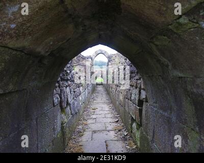 Ein Blick auf die Überreste der Sawley Abbey, einer Abtei von Zisterziensermönchen im Dorf Sawley, Lancashire, England (historisch im Westen von Yorkshire). Es war eine Tochter-Haus von Newminster Abbey, Northumberland. Die Abtei Sawley existierte von 1149 bis zu ihrer Auflösung im Jahre 1536, während der Herrschaft von König Heinrich VIII. Es wird vom englischen Erbe kontrolliert und ist ein denkmalgeschütztes Gebäude und antikes Denkmal. Stockfoto