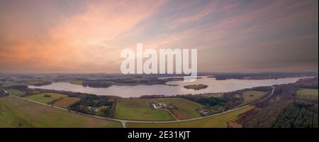 Eine Luftaufnahme eines großen Sees in Skanderborg, Dänemark Stockfoto