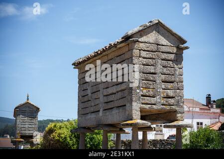 Typischer galizischer Stein Horreos in Mordomo, der Leuchtturmweg, Abschnitt Laxe nach Arou, Galicien, Spanien Stockfoto