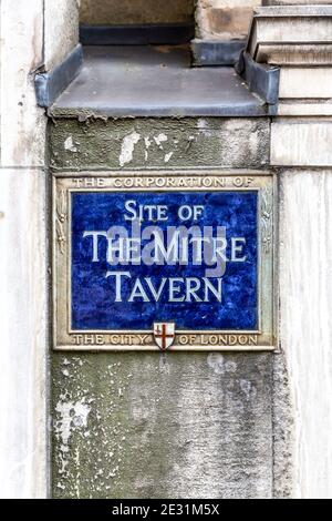Blaue Plakette für den Standort Mitre Tavern an der Fassade von Hoare's Bank in der Fleet Street, Temple, London, Großbritannien Stockfoto