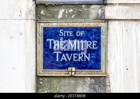Blaue Plakette für den Standort Mitre Tavern an der Fassade von Hoare's Bank in der Fleet Street, Temple, London, Großbritannien Stockfoto