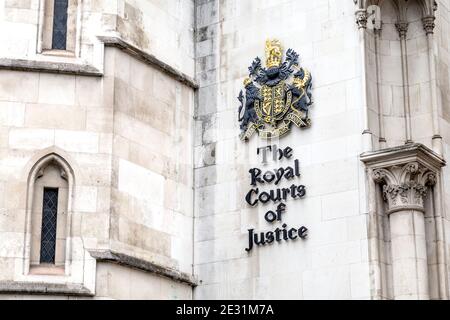 Schild an der Fassade des Royal Courts of Justice on the Strand, London, Großbritannien Stockfoto