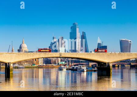 Rote Doppeldeckerbusse über die Waterloo Bridge über die Themse, London, Großbritannien Stockfoto