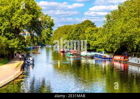 Kanalboote auf dem Fluss Lea im River Lee Country Park, London Stockfoto