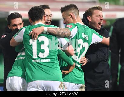 Bremen, Deutschland. Januar 2021. Fußball: Bundesliga, Werder Bremen - FC Augsburg, Matchday 16. Bremens Torschütze beim 1:0 Theodor Gebre Selassie (Covered) feiert mit Marco Friedl (r) Milos Veljkovic (l) und Kevin Möhwald. Kredit: Carmen Jaspersen/dpa - WICHTIGER HINWEIS: Gemäß den Bestimmungen der DFL Deutsche Fußball Liga und/oder des DFB Deutscher Fußball-Bund ist es untersagt, im Stadion und/oder des Spiels aufgenommene Fotos in Form von Sequenzbildern und/oder videoähnlichen Fotoserien zu verwenden oder zu verwenden./dpa/Alamy Live News Stockfoto