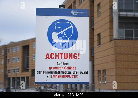 Greifswald, Deutschland. Januar 2021. Auf dem Gelände des Universitätsklinikums der Universität Greifswald steht ein Schild, das darauf hinweist, dass Masken obligatorisch sind. Quelle: Stefan Sauer/dpa/Alamy Live News Stockfoto